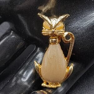 Vintage Beige Enamel Cat Brooch, Gold Tone, 1950s Vintage Jewelry